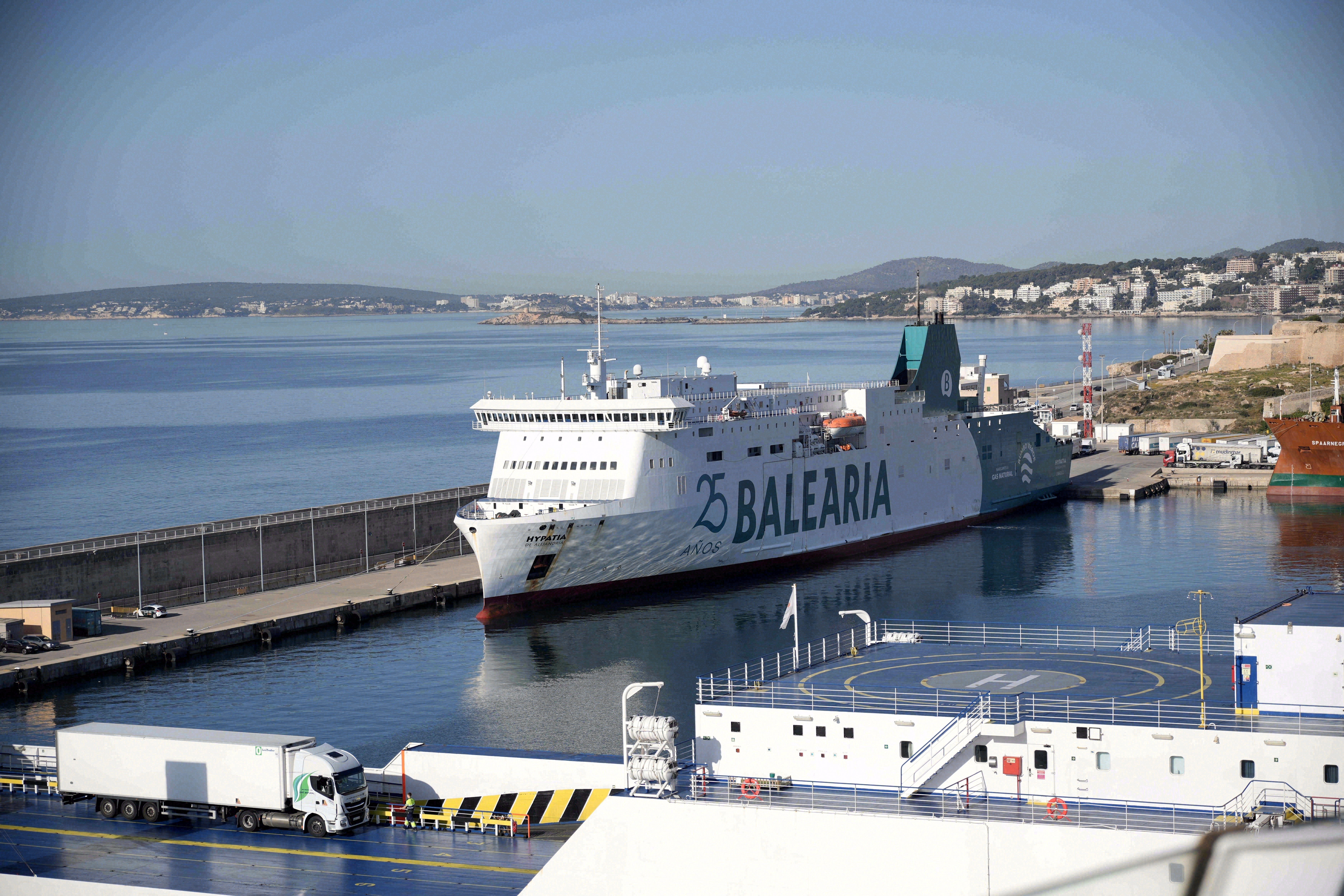 Fähre im Hafen von Algeciras vor der Überfahrt nach Marokko