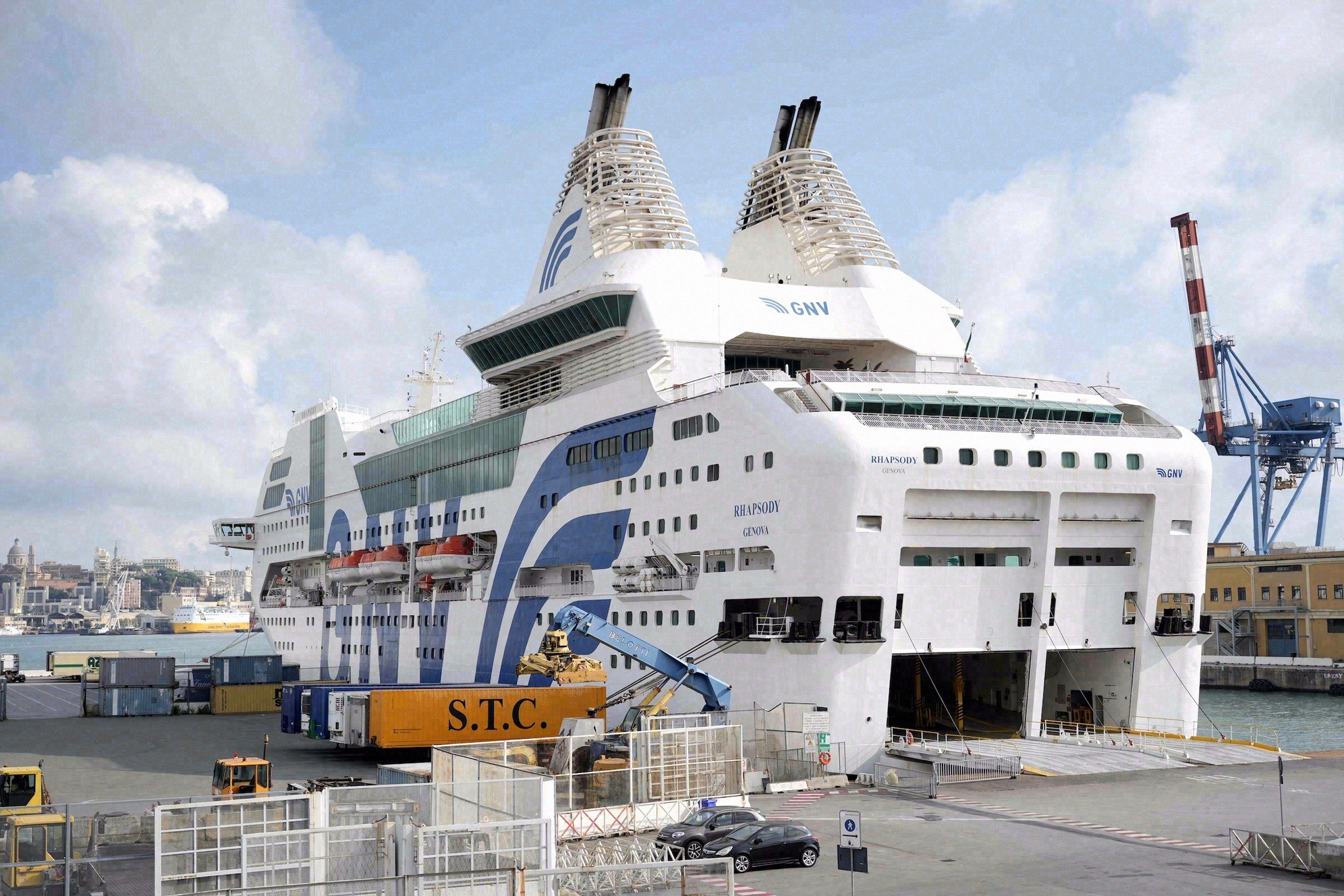 Die GNV-Fähre Rhapsody im Hafen von Genua
