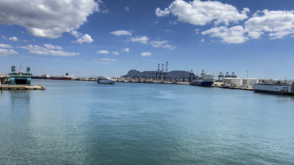Schiffe und Hafenanlagen an der Bucht von Algeciras