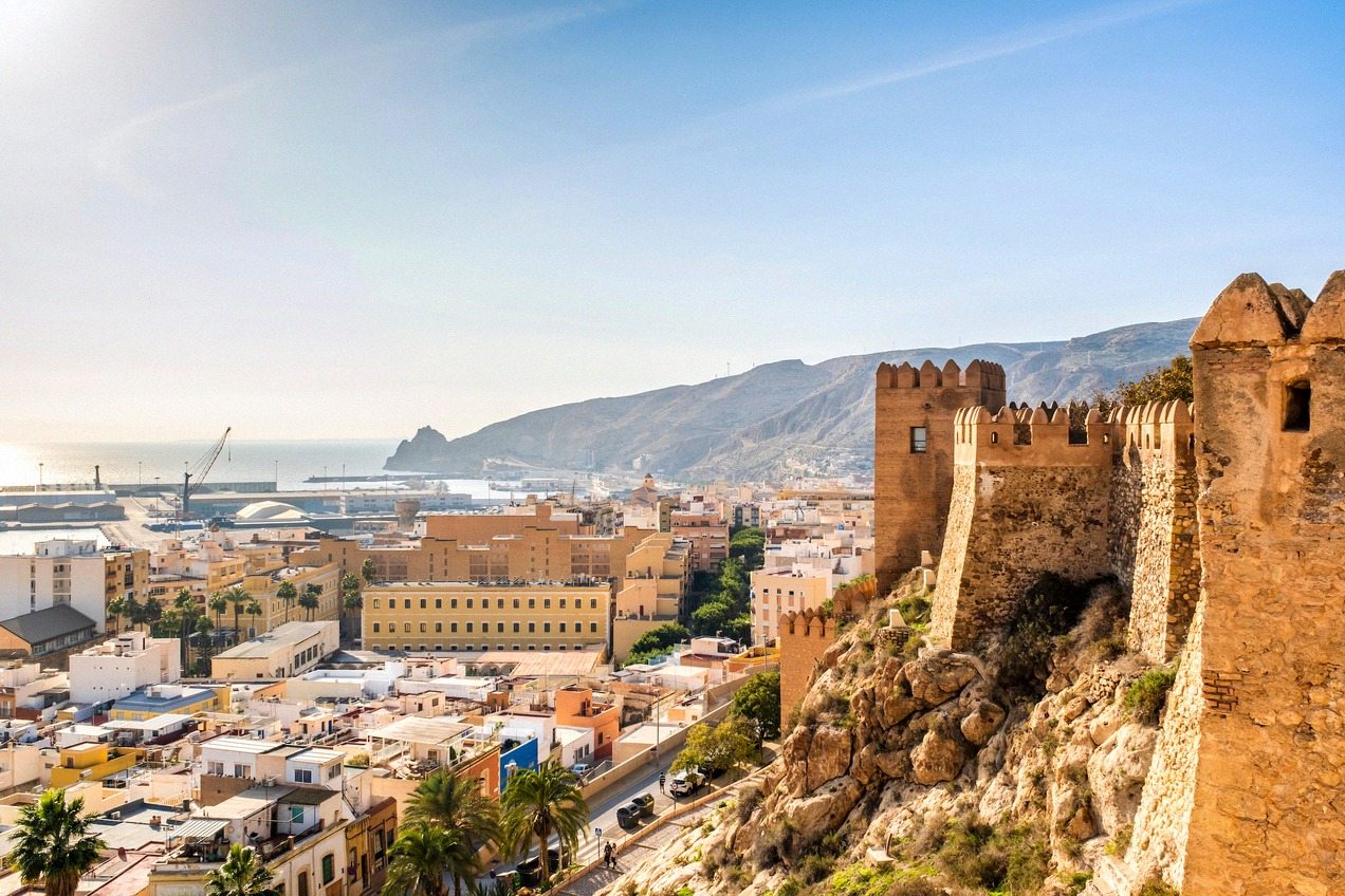 Alcazaba von Almería mit Stadt und Hafen im Hintergrund