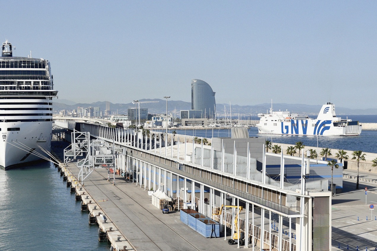 GNV-Fähre und Kreuzfahrtschiff im Hafen von Barcelona