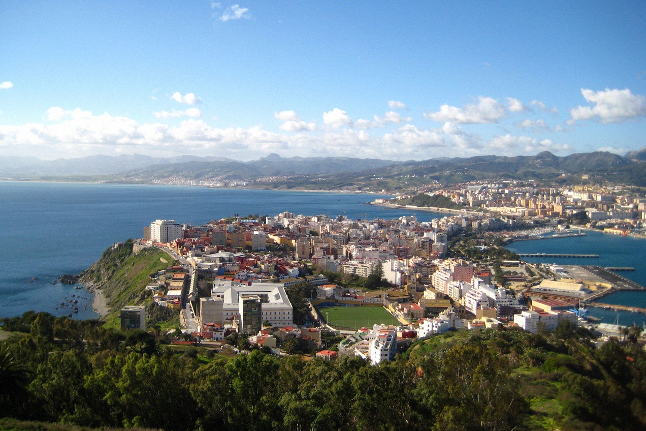 Stadt und Hafen von Ceuta auf einer Halbinsel