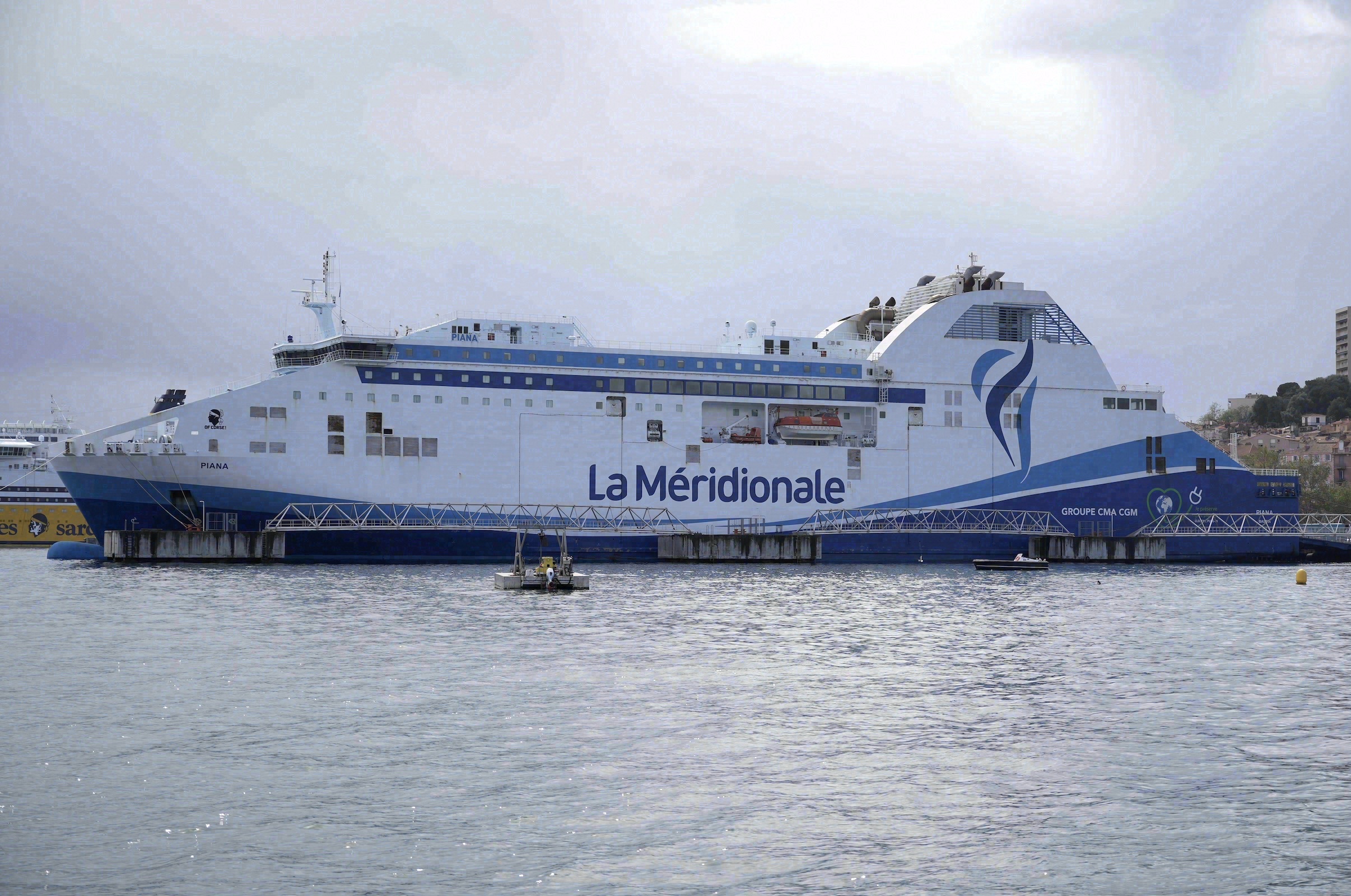 Fähre der La Méridionale im Hafen von Marseille