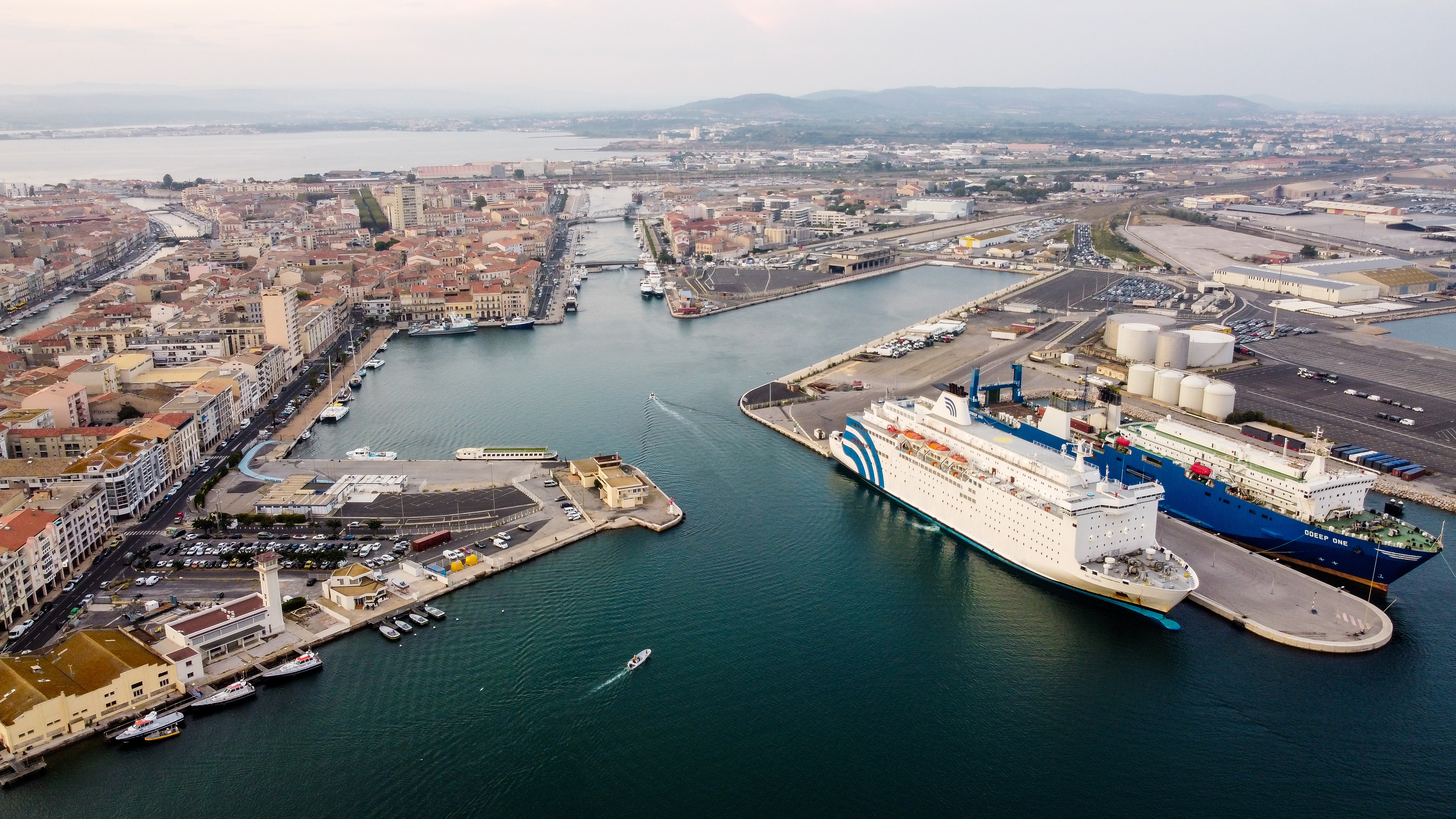 Luftbild des Fährhafens Sète an der französischen Mittelmeerküste